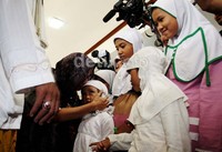 Wanda mencium salah satu anak yatim yang menghadiri acara tersebut.