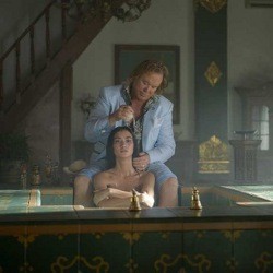 Ini Dia Foto Adegan Atiqah Hasiholan Bersama Mickey Rourke di Java Heat