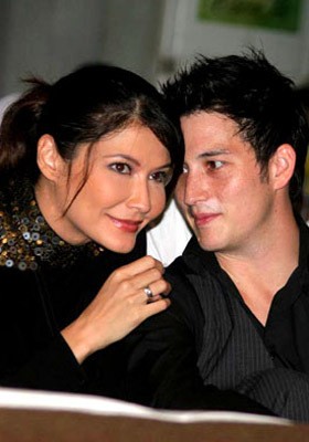 5 Seleb Pria yang Kepincut Wanita Lebih Tua