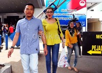 Pasangan suami-istri itu datang ke Gedung Badan Narkotika Nasional (BNN) tepat pukul 12.00 WIB.