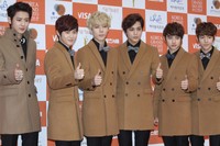 EXO tampil kompak dengan coat coklat, kemeja hitam, dan dasi kupu-kupu yang berwarna abu-abu. Reuters/TenAsia/Park Jin-soo.