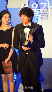 Lee Seung Gi sukses membawa pulang dua penghargaan. (Sports Seoul)