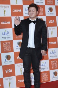 Penyanyi Huh Gak berhasil membawa pulang penghargaan Bonsang. Reuters/TenAsia/Park Jin-soo.