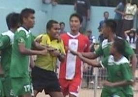 Persid Jember vs Deltras Ricuh, Pemain Serang Wasit