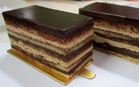 Yang ini adalah Opera cake buatan toko kue Lamoda. Jejak rasa pahit dari dark chocolate berpadu dengan rasa cake yang lebih manis. Aroma almond yang lumayan kuat juga menjadi nilai plus!