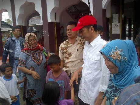  Jokowi Keliling Sebar Bantuan ke 11 Lokasi Banjir 