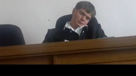 Kepergok Tidur Saat Memimpin Sidang, Hakim Rusia Mundur dari Jabatan