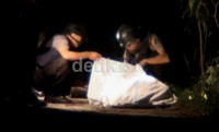 Tim penjinak bahan peledak mengevakuasi empat bom rakitan di Jl. Platina 1, Gg Syukur, Lingkungan 10, Kelurahan Titi Papan, Kecamatan Medan Deli, Medan.