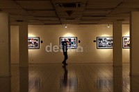 Pameran foto bertema 'Jakarta Berkacalah' menampilkan karya-karya pewarta foto di Jakarta.