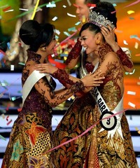 Whulandary resmi menerima mahkota dengan desain terbaru berlapis emas putih PLG serta bertaburkan batu-batuan alam dan mutiara Indonesia dalam grand final Pemilihan Putri Indonesia (PPI) 2013 di JCC, Jumat (1/2/2013) malam. AFP/Bay Ismoyo.