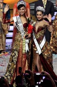 Malam grand final Pemilihan Puteri Indonesia 2013 juga dihadiri Miss Universe 2012, Olivia Culpo (kanan). Reuters/Supri.