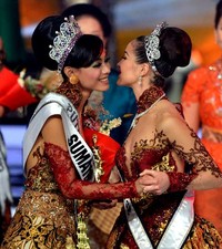 Whulandary (kiri) mendapat ucapan selamat dari Miss Universe 2012, Olivia Culpo (kanan). AFP/Bay Ismoyo.