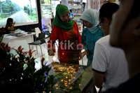 Beberapa pengunjung melihat-lihat maket yang dipamerkan.