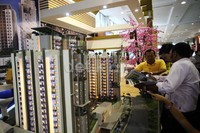 Para pengunjung terus berdatangan untuk mencari mengecek harga dan rumah yang ditawarkan di pameran tersebut.