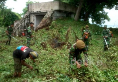 Ramai-ramai Bersihkan Benteng Kedung Cowek