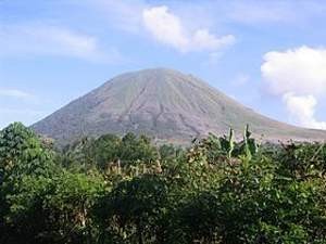 Gunung Lokon Siaga, Warga Sekitar Diminta Gunakan Masker