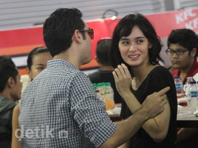Fachry Albar & Renata Kusmanto Tertangkap Kamera Tampil Mesra