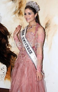 Wanita kelahiran 8 Mei 1992 itu memulai langkah pertamanya sebagai Miss Universe dengan berbagai kegiatan.