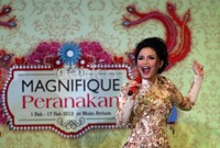 Rossa tampak cantik dan anggun saat menghibur pengunjung dengan gaun panjang yang tertutup.