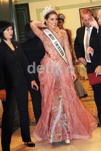 Olivia tampak cantik dan anggun dengan balutan kebaya.