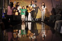 Bersama sang anak Kai Matari Bejo Kaler ia pun bernyanyi bersama mengajak anak-anak peduli terhadap lingkungan.