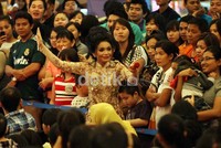 Penonton yang antusias rela berdesak-desakan melihat penampilan Rossa.