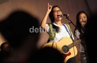 Tema lagu-lagu yang baru itu terkandung makna yang sangat berarti akan kepedulian manusia terhadap lingkungan dan bumi tempat kita berpijak.