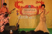 Rossa tampil dengan band pengiring.