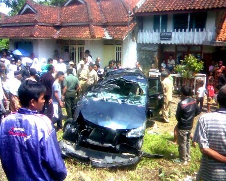 KA Argo Wilis Tabrak Mobil Avanza di Tasikmalaya, 5 Orang Terluka KA Argo Wilis Tabrak Mobil Avanza di Tasikmalaya, 5 Orang Terluka