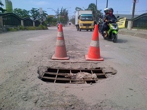 Awas! Ada Lubang Besar di Jembatan PLTU di Tanjung Priok