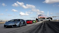 Di Bandara Internasional Miami, 5 Mobil Lamborghini Aventador LP 700-4 Roadsters memacu kecepatan di salah satu bandara tersibuk di Amerika ini. (Dok Lamborghini).