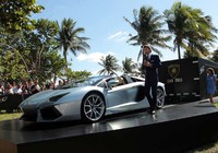 CEO Lamborghini Stephan Winkelmann dengan Aventador Roadster. Mobil Lamborghini ini melaju dengan kecepatan 210 mil per jam (337,9 km per jam) di jalanan. Tidak ada pesawat yang mencapai kecepatan itu di daratan saat bersiap take off. (Dok Lamborghini).