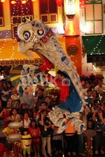 Barongsai Hibur Pengunjung Mal