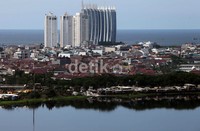 Pemerintah DKI Jakarta menganggarkan  Rp 900 miliar untuk melakukan proses tersebut untuk melakukan proses pengerukan hingga mencapai kedalam 10 meter.