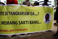 Mereka juga membawa spanduk tuntutan. Ramses/detikFoto.