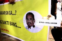 Dalam aksi tersebut, mereka mendesak KPK jangan menjadi 'Ayam Sayur' dan jadilah 'Macan' untuk menuntaskan kasus korupsi Hambalang. Ramses/detikFoto.