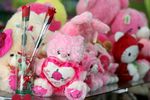 Jelang Valentine, Penjualan Boneka Cinta Ramai
