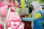 Jelang Valentine, Penjualan Boneka Cinta Ramai