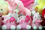 Jelang Valentine, Penjualan Boneka Cinta Ramai