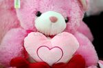 Jelang Valentine, Penjualan Boneka Cinta Ramai