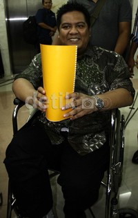 Dendy Prasetia dengan mengunakan kursi roda tiba di gedung Tipikor. Ramses/detikFoto.