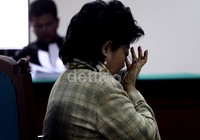 Hartati sesekali mengusap air matanya. Ramses/detikFoto.