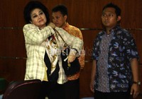 Hartati meninggalkan ruang sidang setelah pembacaan pusutan. Ramses/detikFoto.