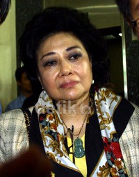 Saat diminta tanggapannya atas vonis hakim, Hartati pun diam seribu bahasa. Hanya air mata yang keluar untuk menandakan kesedihannya atas vonis itu. Ramses/detikFoto.