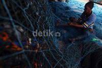 Banyaknya kapal yang bersandar di kawasan ini membuat buruh servis jaring banyak mendapatkan order.