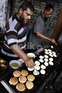 Paling nikmat disantap selagi hangat. Harganya terjangkau, sekitar Rp. 1.000 - Rp. 2.000/buah.
