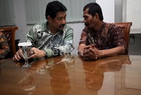 Ketua Komnas HAM, Otto Nur Abdullah berbincang dengan Direktur Eksekutif Setara Institute, Hendardi.