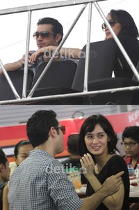 Fachry Albar dan Renata Kusmanto tertangkap kamera tampil mesra. (dok. detikHOT).