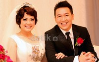 Artis Magdalena telah resmi menjadi sepasang suami-istri dengan Niki Liandi pada Senin (28/1/2013) di Hotel Mulia, Senayan, Jakarta Selatan. (dok. detikHOT)
