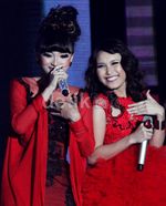 Gaun Merah Menggoda Zaskia Gotik & Ayu Ting Ting